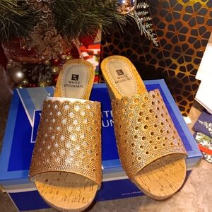 White Mountain Brand new Gold rose metallic Fabric